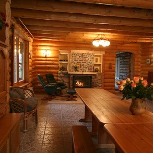 Guļbaļķu viesu nama interjers