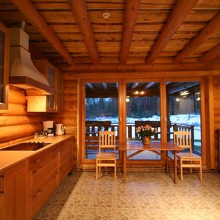 Guļbaļķu viesu nama interjers, virtuve